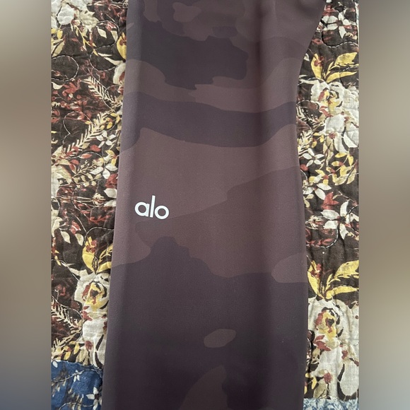 ALO Yoga Camo Vapor Leggings NWOT - Picture 4 of 9